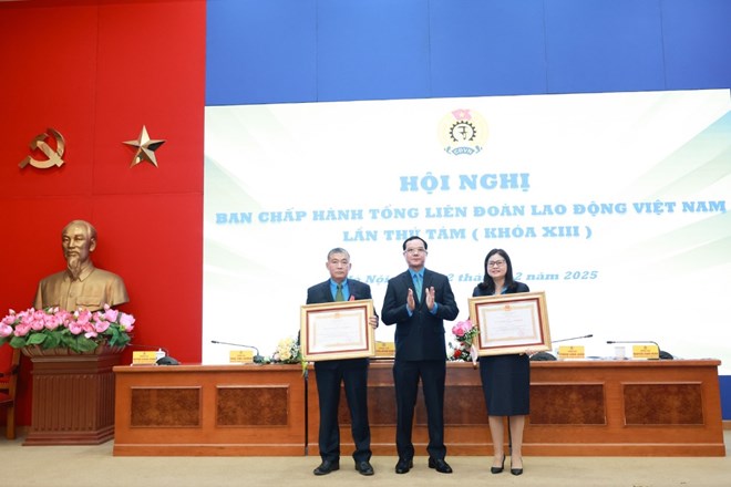 Trao Huân chương Lao động hạng Nhì tới 2 nguyên cán bộ Tổng Liên đoàn Lao động Việt Nam