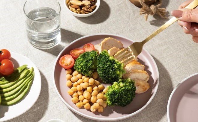 Bác sĩ Ấn Độ giảm 40 kg nhờ ăn thâm hụt calo, cách giảm cân bền vững không cần nhịn đói