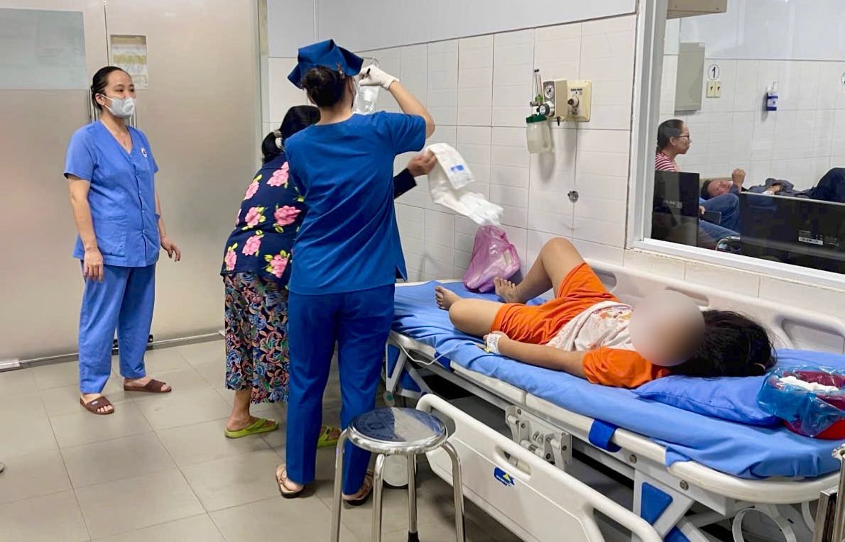 Một trường hợp nghi ngộ độc thực phẩm sau khi ăn bánh mì đang điều trị tại bệnh viện. Ảnh: Duy Tuấn