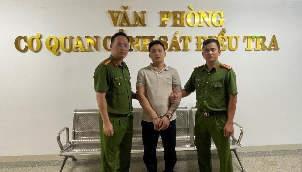 Công an bắt tạm giam đối tượng. Ảnh: Công an