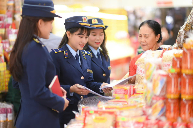 Lực lượng Quản lý thị trường thành phố Huế luôn bám sát các chỉ động trong công tác đấu tranh, kiểm tra, ngăn chặn hàng giả, hàng lậu... trên địa bàn. Ảnh: Nguyễn Tuấn