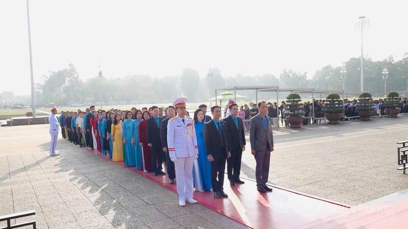 Đoàn đại biểu vào Lăng viếng Chủ tịch Hồ Chí Minh.