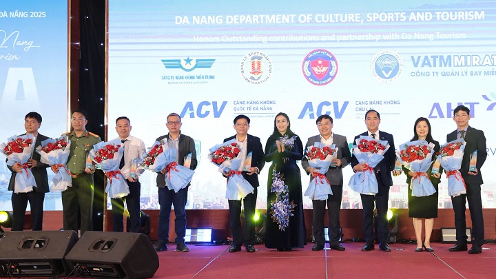 Phó Chủ tịch UBND thành phố Đà Nẵng Nguyễn Thị Anh Thi tặng hoa tri ân các cơ quan, đơn vị quản lý và khai thác hàng không. Ảnh: Khánh Thi