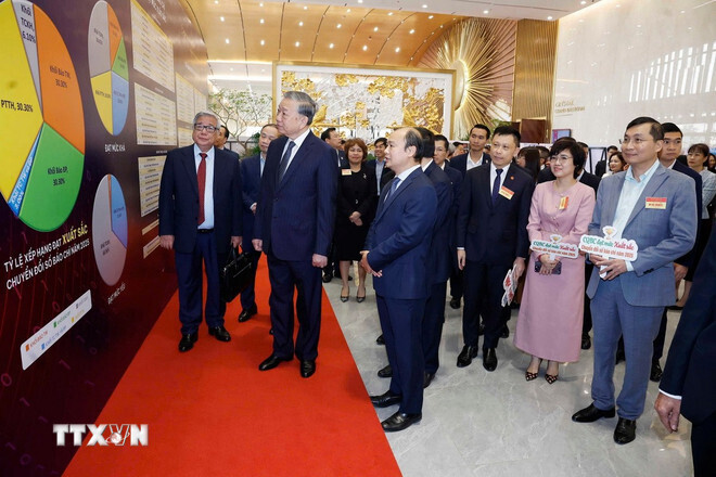 Tổng Bí thư Tô Lâm thăm không gian trưng bày thành tựu chuyển đổi số trong báo chí. Ảnh: TTXVN