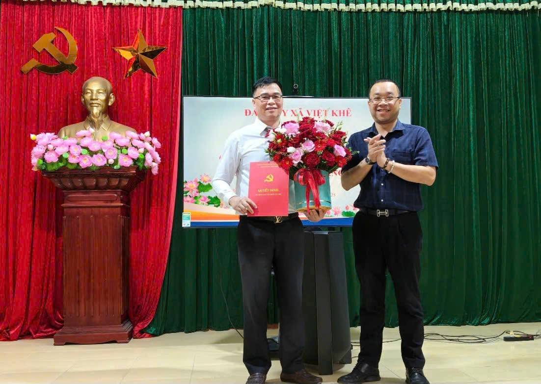 Đảng ủy xã Việt Khê trao quyết định bổ nhiệm Chánh Văn phòng Đảng ủy xã. Ảnh: Cổng thông tin xã Việt Khê