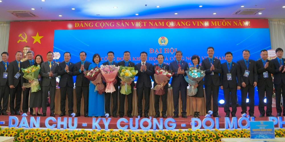 Ban Chấp hành Công đoàn Khoa học và Công nghệ Việt Nam lần thứ I, nhiệm kỳ 2025-2030 ra mắt đại hội. Ảnh: Quỳnh Chi