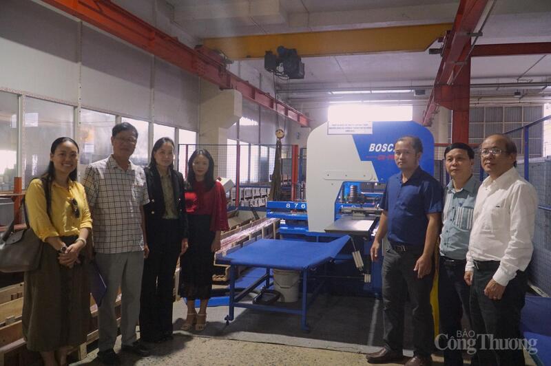 Hệ thống máy đột dập đồng từ Đức với tổng vốn đầu tư gần 1,73 tỷ, trong đó, khuyến công Đà Nẵng hỗ trợ 300 triệu đồng