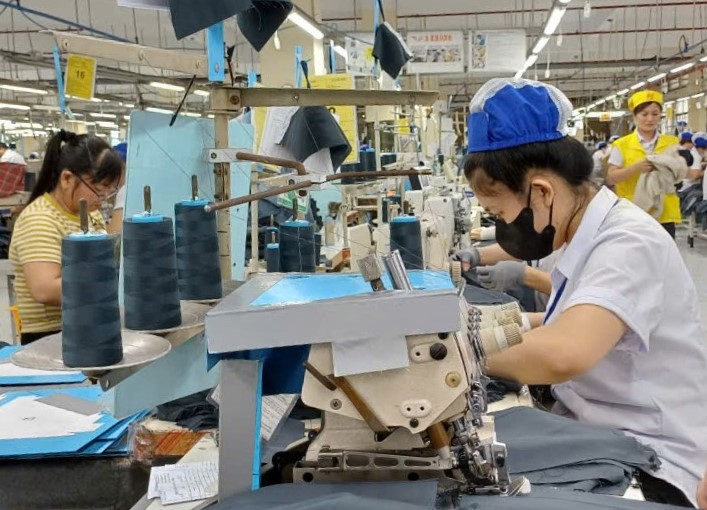 Công nhân Công ty Cổ phần Việt Hưng được nhận bình quân thưởng Tết là 2 tháng tiền lương tương đương 17 triệu đồng/người. Ảnh: Nam Dương