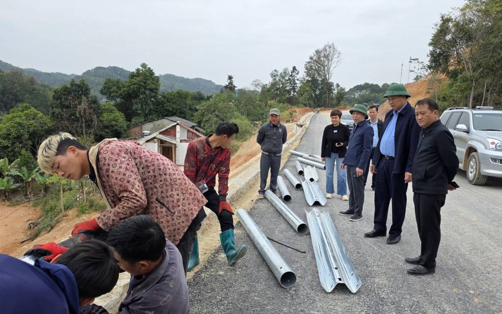 Phó Chủ tịch UBND tỉnh Cao Bằng Hoàng Văn Thạch kiểm tra thực tế tiến độ thi công, lắp đặt hệ thống hộ lan. Ảnh: Tân Văn