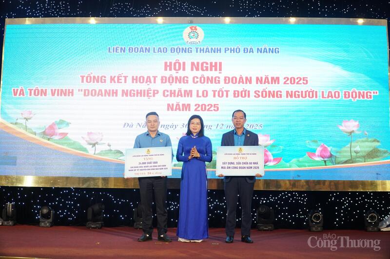 Lãnh đạo Liên đoàn Lao động TP. Đà Nẵng trao bảng tượng trưng tặng 24.000 suất quà Tết cho người lao động dịp tết Nguyên đán Bính Ngọ 2026 trị giá 24 tỷ đồng, xây dựng, sửa chữa 60 nhà mái ấm công đoàn trong năm 2026.