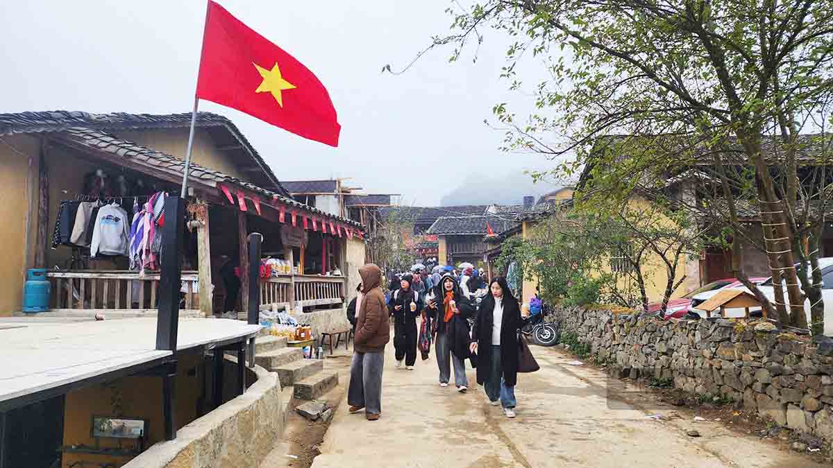 Làng Lô Lô Chải, xã Lũng Cú đón hàng nghìn du khách đến thăm quan mỗi ngày. Các cơ sở lưu trú tại đây gần như kín phòng dịp nghỉ lễ. Ảnh: Nguyễn Tùng.