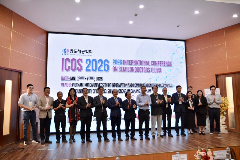 Lãnh đạo UBND TP. Đà Nẵng, các chuyên gia, diễn giả, nhà khoa học tham dự Hội thảo. Ảnh: Ngọc Thảo