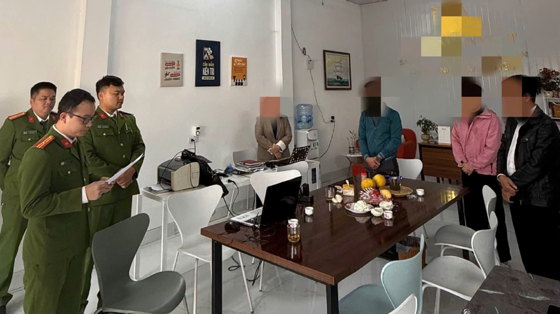 Các đối tượng bị khởi tố về hành vi làm giả tài liệu của cơ quan, tổ chức và sử dụng tài liệu giả của cơ quan, tổ chức. Ảnh: Công an Thái Nguyên