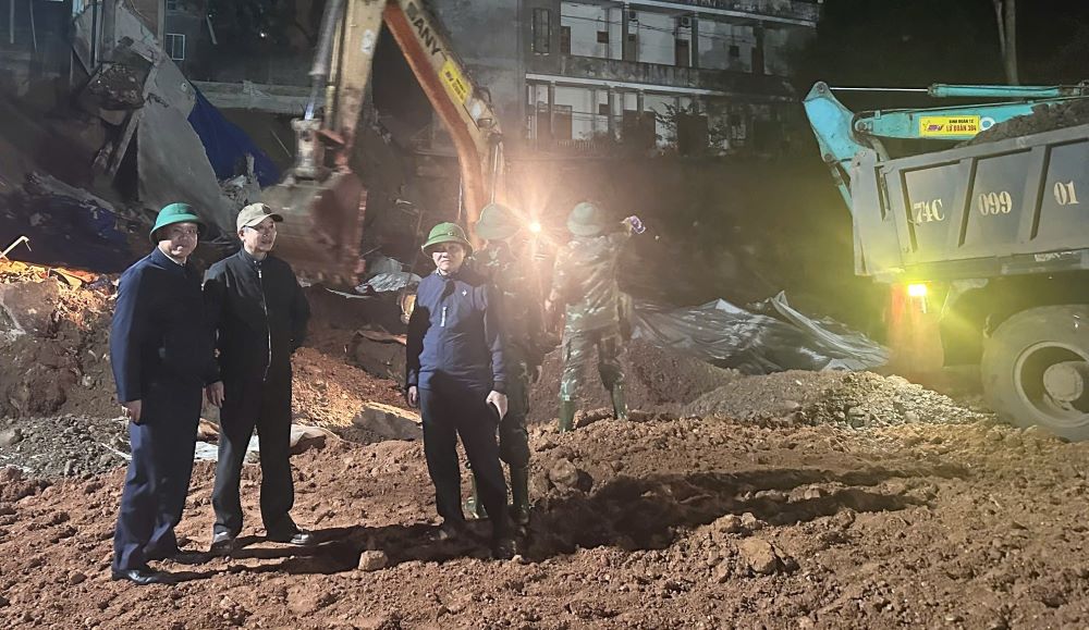 Lãnh đạo tỉnh Quảng Trị bám hiện trường, chỉ đạo thi công công trình kè chống sạt lở vào ban đêm. Ảnh: H.Nguyên