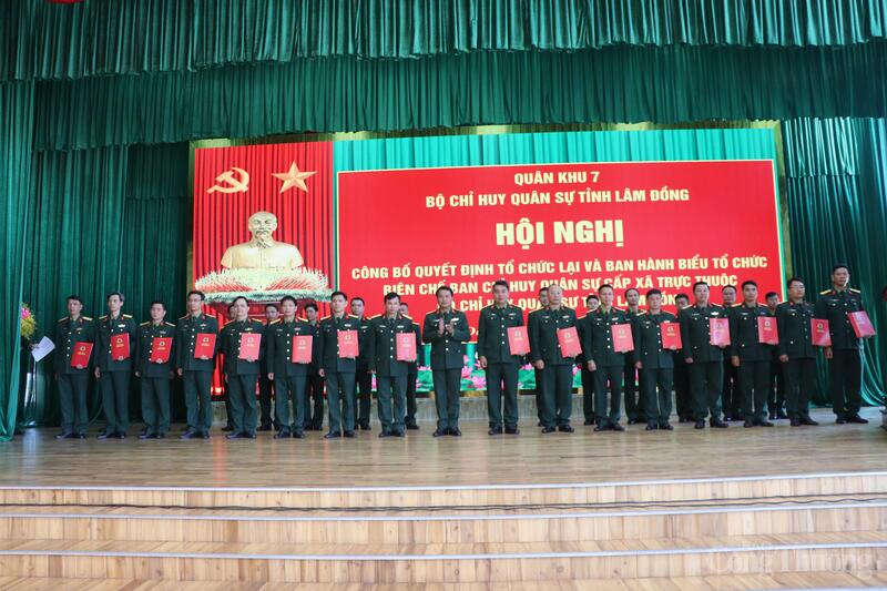 Đại tá Nguyễn Tấn Linh - Phó Tư lệnh Quân khu 7 trao quyết định cho các cán bộ được điều động về cấp xã. Ảnh: Lê Sơn