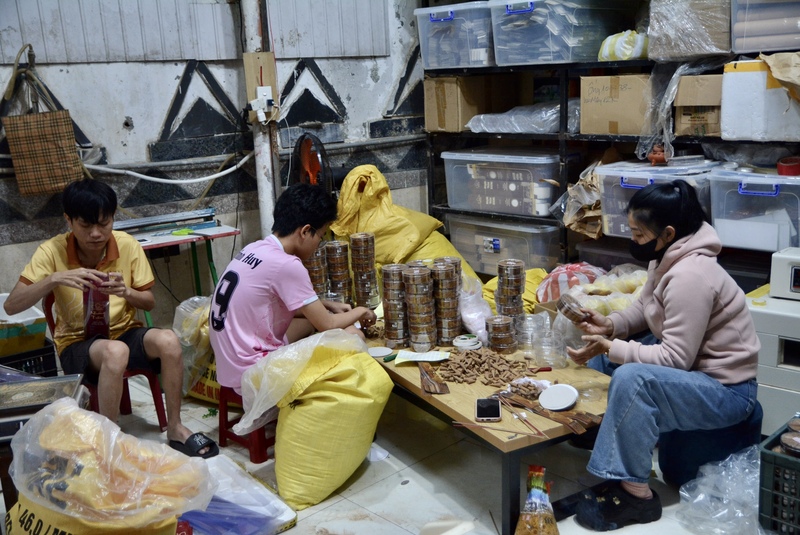 Xưởng đóng gói của Dana Elite hoạt động tăng ca để kịp tiến độ giao hàng cuối năm. Ảnh: Ngọc Thảo