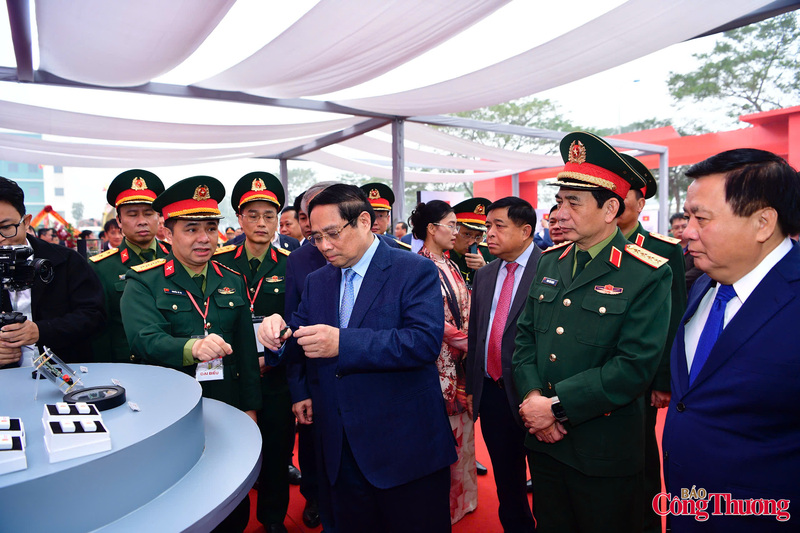 Thủ tướng Phạm Minh Chính thăm gian trưng bày.