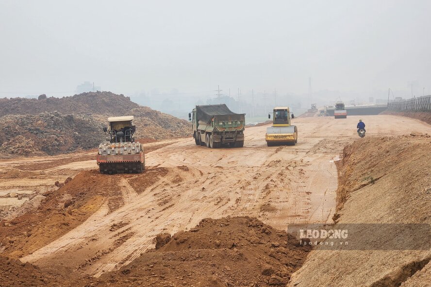 Các phương tiện tiến hành lu lèn đường. Ảnh: Tô Công.