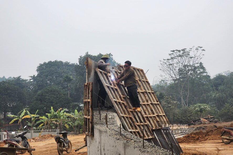 Các công nhân thi công tại khu vực điểm cuối cao tốc Tuyên Quang - Phú Thọ. Ảnh: Tô Công.