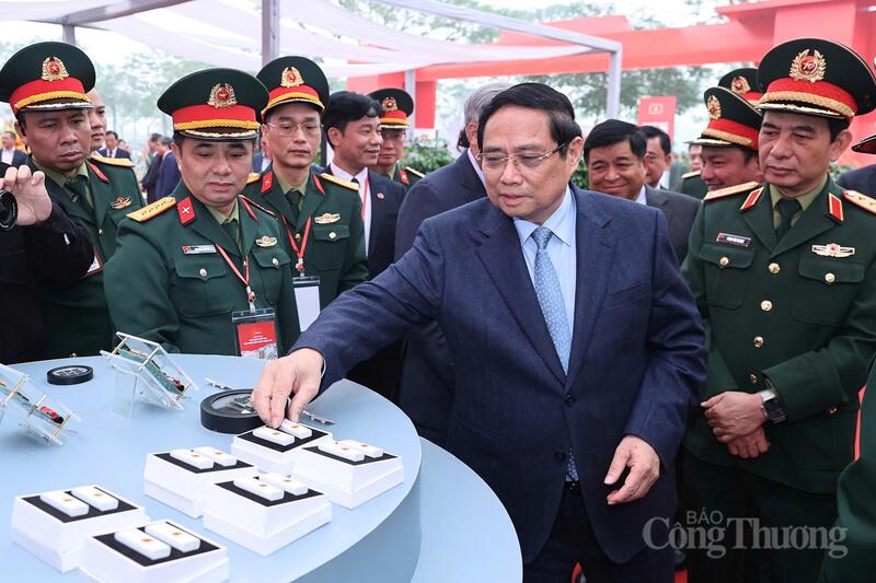 Thủ tướng Phạm Minh Chính đánh giá cao chip do Viettel nghiên cứu, chế tạo. Ảnh: Nguyễn Nam