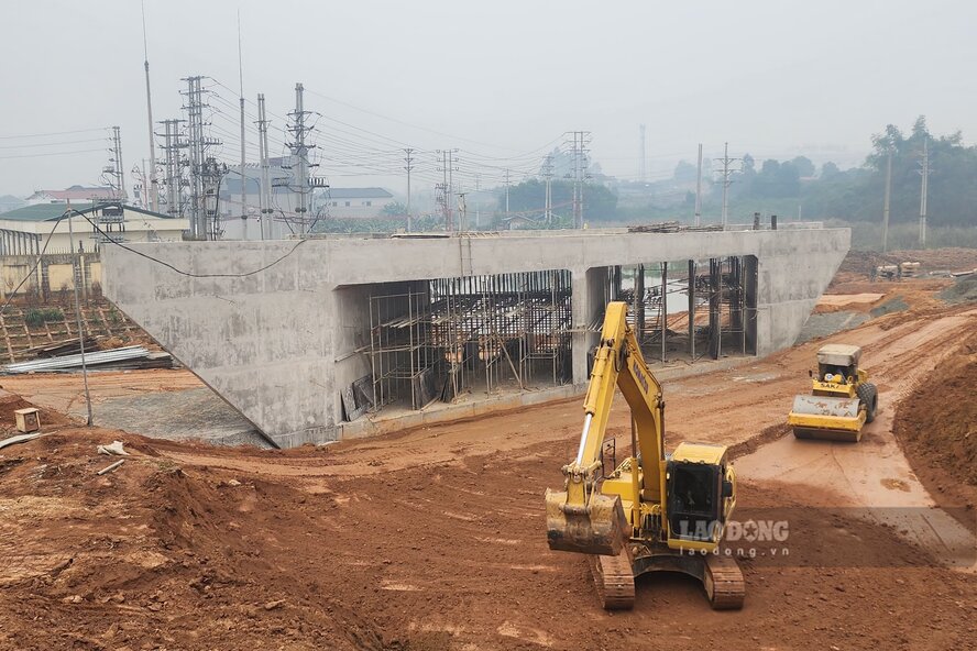 Một hầm chui dân sinh đang được thi công. Ảnh: Tô Công.