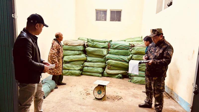 Bắt giữ 220 kg xúc xích, lạp xưởng của Chi cục Hải quan khu vực VII. Ảnh: Cục Hải quan