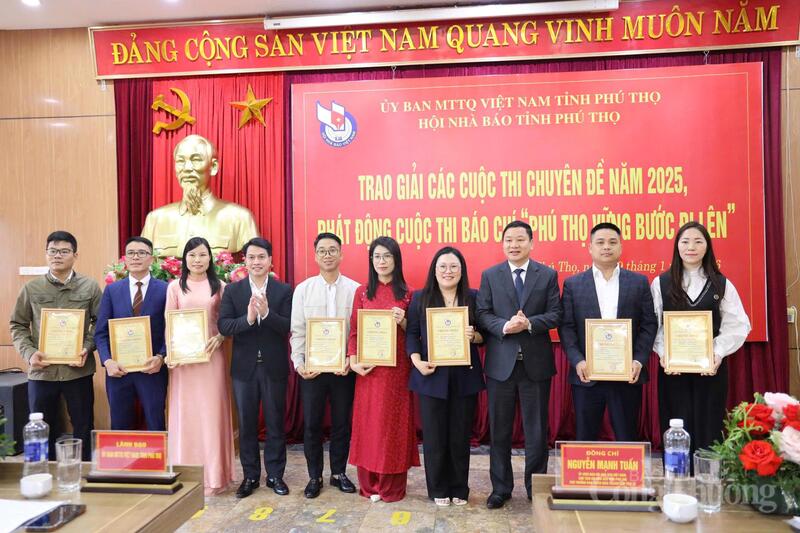 Ông Nguyễn Mạnh Tuấn, Ủy viên Ban Chấp hành Hội Nhà báo Việt Nam, Phó Trưởng Ban Tuyên giáo và Dân vận Tỉnh ủy Phú Thọ, Chủ tịch Hội Nhà báo tỉnh Phú Thọ trao giải Nhất cho các tác giả.