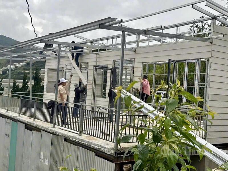 Lực lương chức năng thực hiện công tác cưỡng chế, tháo gỡ nhà xây dựng trái phép trên địa phường Xuân Trường - Đà Lạt. Ảnh: Minh An