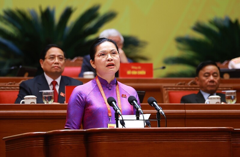 Phó Chủ tịch - Tổng thư ký Ủy ban Trung ương Mặt trận Tổ quốc Việt Nam Hà Thị Nga thay mặt Đảng bộ MTTQ, các đoàn thể Trung ương trình bày tham luận. Ảnh: TTXVN