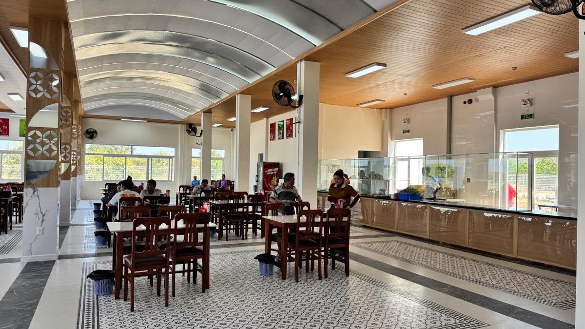 Khu vực phục vụ ăn uống. Ảnh: Duy Tuấn