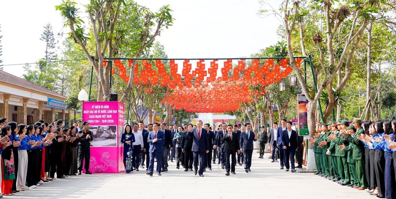 Cán bộ, đảng viên, Nhân dân xã Kim Liên đón chào Tổng Bí thư và Đoàn công tác về dâng hương tưởng niệm Chủ tịch Hồ Chí Minh. Ảnh: Phạm Bằng