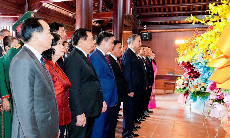 Tổng Bí thư Tô Lâm cùng đoàn đại biểu thành kính dâng lễ, dâng hoa, dâng hương tưởng niệm đồng chí Lê Hồng Phong. Ảnh: Phạm Bằng