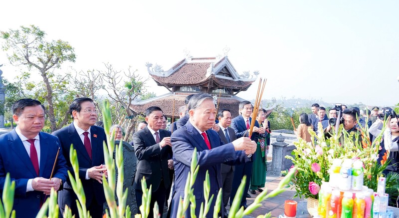 Tổng Bí thư Tô Lâm cùng đoàn đại biểu thành kính dâng lễ, dâng hoa, dâng hương tại đền Chung Sơn - đền thờ gia tiên Chủ tịch Hồ Chí Minh. Ảnh: Phạm Bằng
