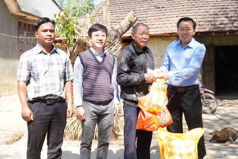 Sáng 30/1, đoàn công tác của Sở Công Thương Quảng Ngãi đã thăm tặng quà cho các hộ dân ở xã Dục Nông. Ảnh: Sở Công Thương Quảng Ngãi