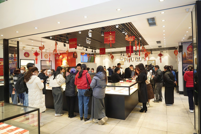 Người dân kiên nhẫn xếp hàng chờ đến lượt mua bạc. Ảnh: PQ