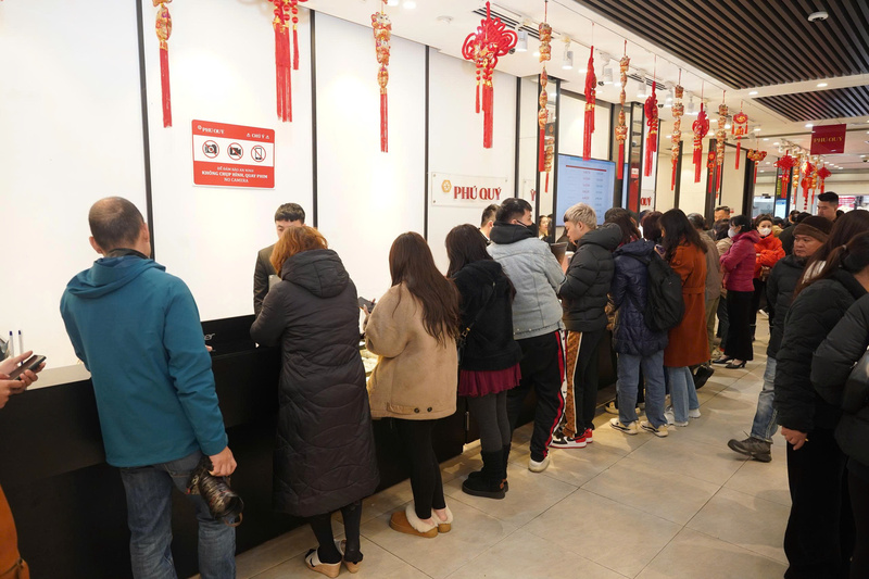 Nhiều người dân kiên nhẫn xếp hàng nhiều giờ để mua tích sản. Ảnh: PQ