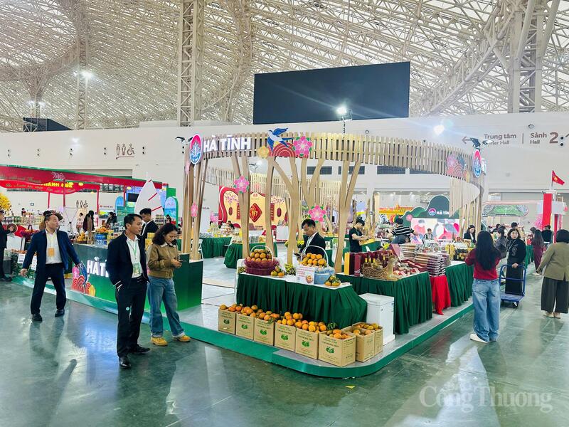Trong ngày đầu trưng bày, gian hàng tỉnh Hà Tĩnh thu hút hàng nghìn lượt người dân mua sắm. Ảnh: Nam Long