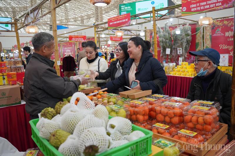 Gian trưng bày của Hợp tác xã Nông nghiệp xanh Lục Ngạn thu hút rất đông người tiêu dùng