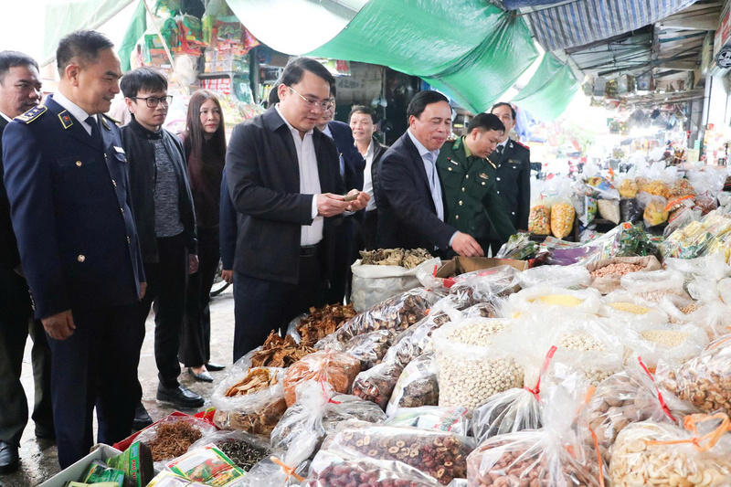 Ban Chỉ đạo 389 tỉnh Nghệ An kiểm tra công tác chống buôn lậu, gian lận thương mại và hàng giả tại chợ Vinh. Ảnh: Bảo Ngọc