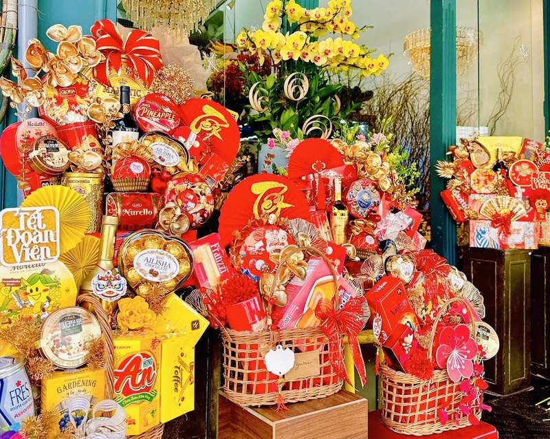 Nhiều cơ sở kinh doanh hoa, quà tặng trên địa bàn cũng nhanh chóng nắm bắt xu hướng thị trường.