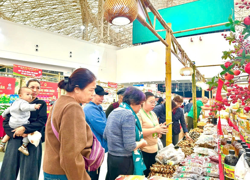 Hội chợ mùa Xuân 2026 đã nhanh chóng trở thành tâm điểm mua sắm của người dân Hà Nội. Ảnh: Nam Nguyễn