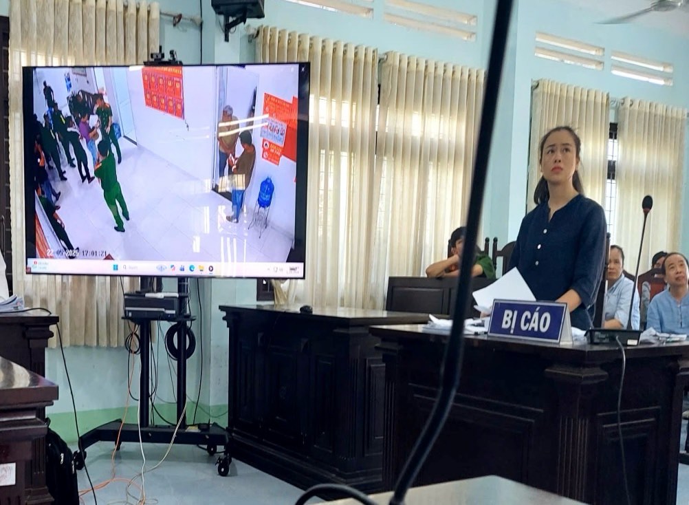 Bị cáo Hồng tại phiên tòa xét xử về tội “Gây rối trật tự công cộng“, cùng các chứng cứ được trình chiếu. Ảnh: Viện Kiểm sát