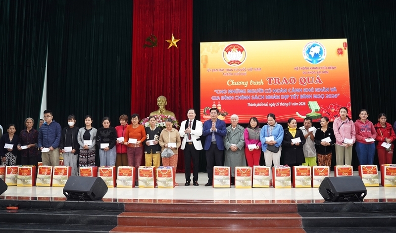 Trao quà Tết cho các gia đình có hoàn cảnh khó khăn tại phường An Cựu và Phú Xuân, TP. Huế. Ảnh: H. Minh