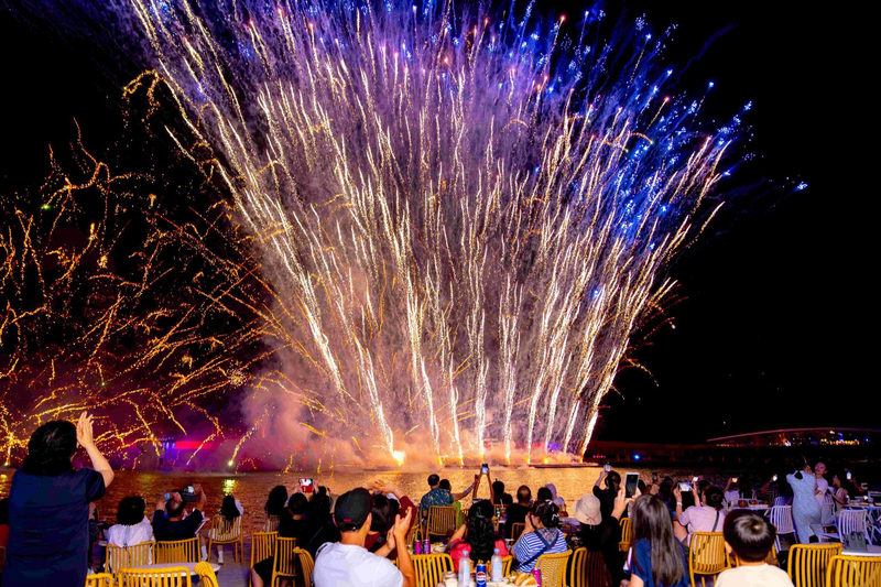 Du khách từ cả thế giới đổ về Phú Quốc để check in hòn đảo duy nhất nơi pháo hoa rực sáng hai lần mỗi đêm