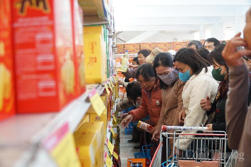 Không khí mua sắm rộn ràng tại Chợ Tết 0 đồng.