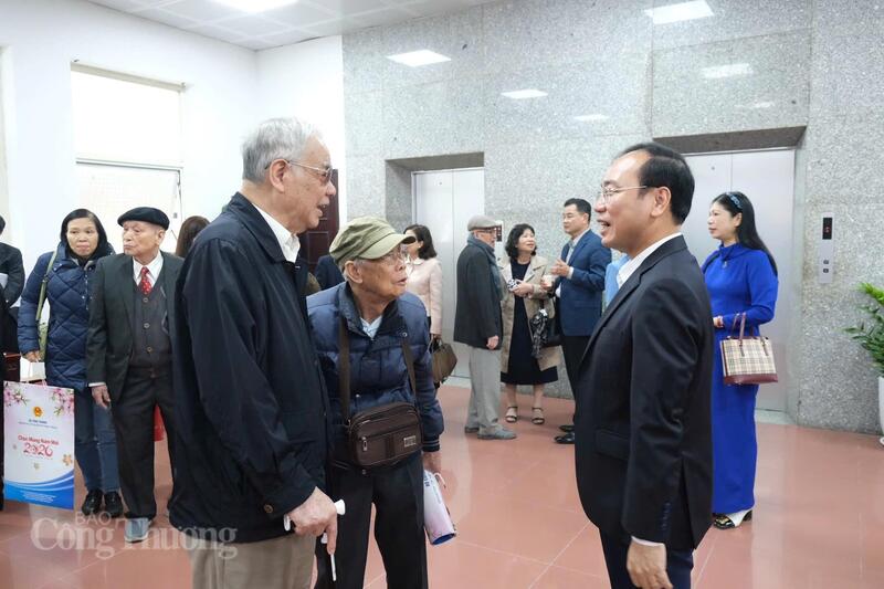 Thủ trưởng các đơn vị tại Bộ Công Thương thăm hỏi các đồng chí nguyên lãnh đạo, nguyên thủ trưởng đơn vị qua các thời kỳ