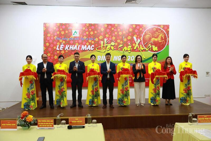 Cắt băng khai mạc Hội chợ Xuân Bính Ngọ năm 2026. Ảnh: N.H