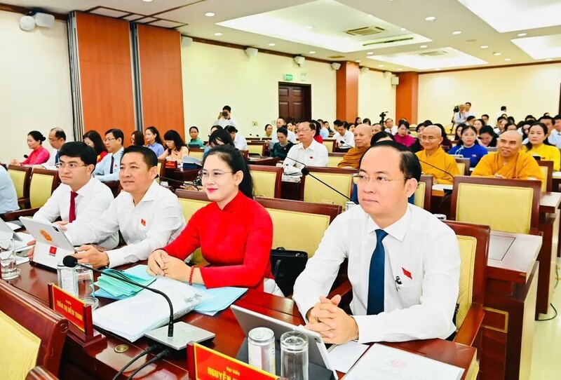 Các đại biểu tập trung thảo luận, cho ý kiến và thông qua các quyết nghị quan trọng tại kỳ họp. Ảnh: Việt Dũng.