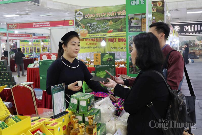 Hợp tác xã An Bình (xã Chợ Đồn, tỉnh Thái Nguyên) mang đến hội chợ 13 sản phẩm đặc trưng của địa phương, trong đó 9 sản phẩm do hợp tác xã trực tiếp sản xuất. Ảnh: N.H