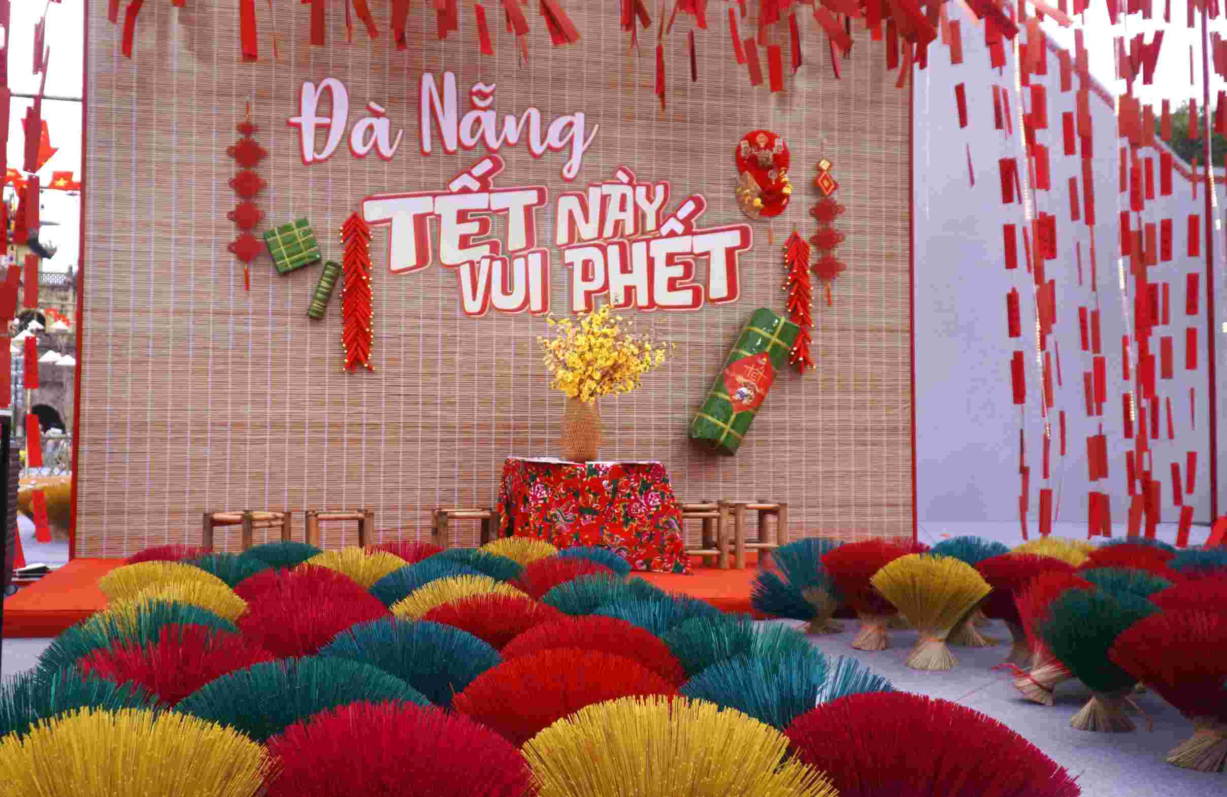 Gian hàng được trang trí rực rỡ, mang đậm không khí Tết truyền thống. Ảnh: Minh Vũ